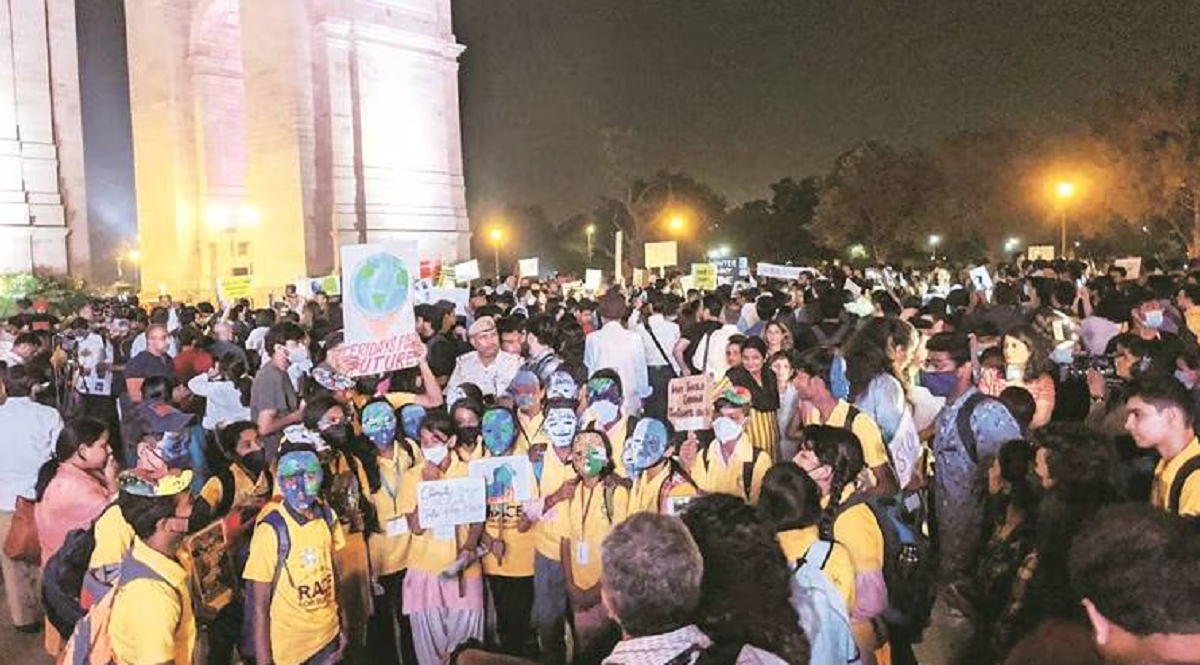 दिल्ली में प्रदूषण के खिलाफ प्रदर्शन: इंडिया गेट पर रविवार को दर्जनों लोग एकत्रित